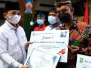Berkontribusi Aktif Pada Kota Tangerang, Sachrudin Serahkan Penghargaan dan Hadiah Berkontribusi Aktif Pada Kota Tangerang, Sachrudin Serahkan Penghargaan dan Hadiah