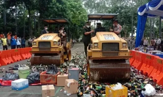 Hasil Penegakan Perda, HUT Kota Tangerang Ribuan Botol Miras Dimusnahkan Hasil Penegakan Perda, HUT Kota Tangerang Ribuan Botol Miras Dimusnahkan