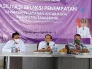 Disnaker Pemkab Tangerang Fasilitasi Peserta Siap Kerja di PT Mayora Indah Asisten Bidang Perekonomian dan Pembangunan pada Sekretariat Daerah, Drs. H. Yusuf Herawan bersama Kepala Disnaker Kabupaten Tangerang, Rudi Hartono dan Koordinator Recruitment PT. Mayora, Ridwan Haditio Nugroho.