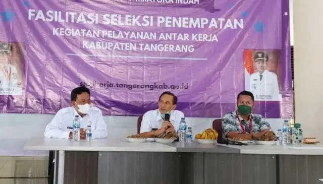 1646279357_871x497 Asisten Bidang Perekonomian dan Pembangunan pada Sekretariat Daerah, Drs. H. Yusuf Herawan bersama Kepala Disnaker Kabupaten Tangerang, Rudi Hartono dan Koordinator Recruitment PT. Mayora, Ridwan Haditio Nugroho.