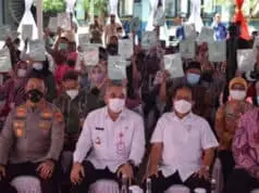 Bupati Zaki Dampingi Menteri ATR BPN Sofyan Djalil Bagikan Sertifikat Tanah Gratis di Desa Babakan Asem Bupati Zaki Dampingi Menteri ATR BPN Sofyan Djalil Bagikan Sertifikat Tanah Gratis di Desa Babakan Asem