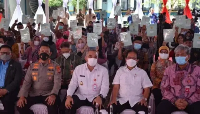 Bupati Zaki Dampingi Menteri ATR BPN Sofyan Djalil Bagikan Sertifikat Tanah Gratis di Desa Babakan Asem Bupati Zaki Dampingi Menteri ATR BPN Sofyan Djalil Bagikan Sertifikat Tanah Gratis di Desa Babakan Asem
