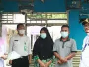 Sekretaris Kecamatan Legok, Kabupaten Tangerang, Farid Ma'arup, saat menyerahkan dokumen Administrasi Penduduk (Adminduk) untuk keluarga Supandi.