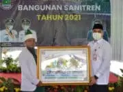 Pemkab Tangerang Berikan Program Sanitren untuk Ponpes Asma’ul Husna di Desa Tapos Bupati Tangerang Ahmed Zaki Iskandar bersama KH Endang Suharno.