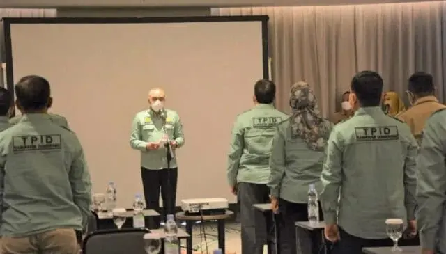1648451854_871x497 Bupati Tangerang Ahmed Zaki Iskandar saat mengukuhkan Pengurus Tim Pengendali Inflasi Daerah (TPID) Kabupaten Tangerang.