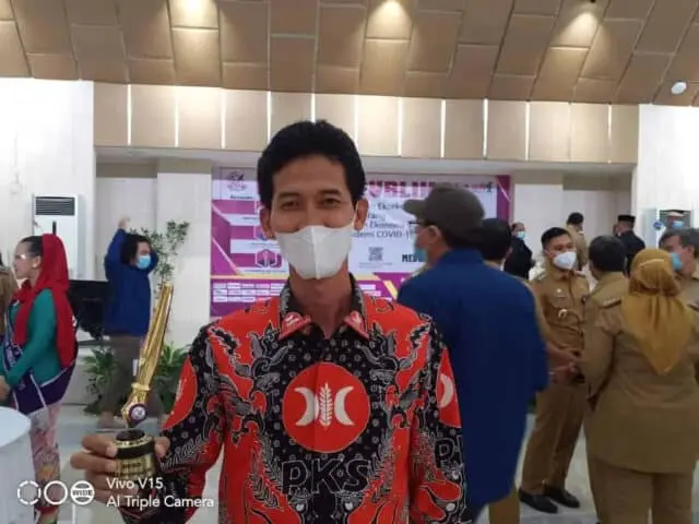 Sapri Terima Penghargaan Aleg Terpopuler dari Media Center Awards 2022 Sapri Terima Penghargaan Aleg Terpopuler dari Media Center Awards 2022