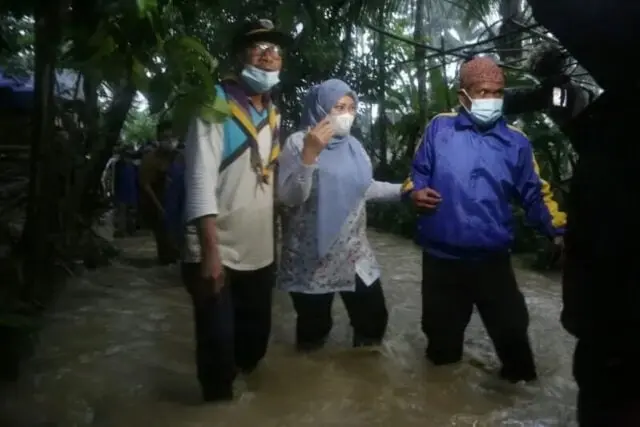 IMG-20220302-WA0012_copy_799x533 Bupati Pandeglang Irna Narulita saat menerobos banjir yang merendam Desa Citeureup Kecamatan Panimbang.