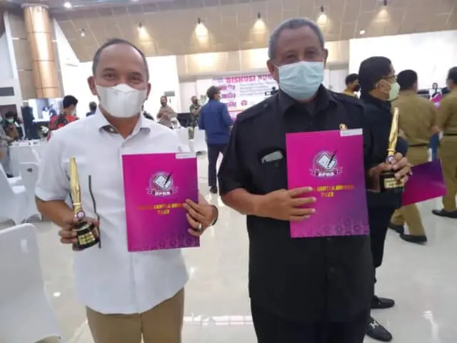 Jayusman Ketua Fraksi Gerindra bersama Imam Turmuji Ketua Komisi III mendapatkan penghargaan Anggota Dewan Inspiratif. Jayusman Ketua Fraksi Gerindra bersama Imam Turmuji Ketua Komisi III mendapatkan penghargaan Anggota Dewan Inspiratif.