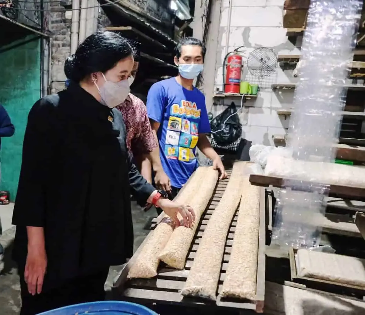 Kunker di Jatim, Puan Cek Harga Pasokan Minyak Goreng dan Tempe