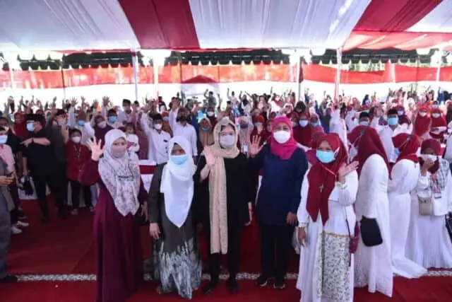 IMG-20220304-WA0029 Ketua DPR RI Puan Maharani saat berfoto bersama santri Pondok Pesantren (Ponpes) Darut Thayyibah.