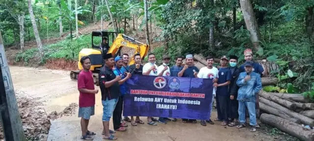 Relawan AHY Kirim Bantuan Excavator, Bersihkan Material Dampak Longsor dan Banjir di Serang Relawan AHY Kirim Bantuan Excavator, Bersihkan Material Dampak Longsor dan Banjir di Serang