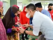 Moch Hasbi A Jayabaya Kembali Salurkan Beras Premium dari Puan Maharani untuk Warga