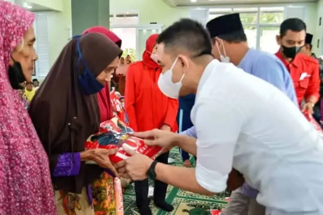 Moch Hasbi A Jayabaya Kembali Salurkan Beras Premium dari Puan Maharani untuk Warga Moch Hasbi A Jayabaya Kembali Salurkan Beras Premium dari Puan Maharani untuk Warga