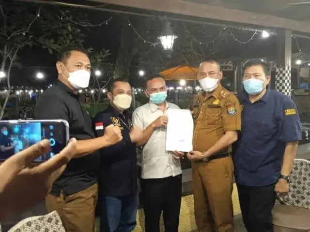 IMG-20220307-WA0252_copy_800x600 Kepala Desa (Kades) Wanakerta, Tumpang Sugian saat memberikan surat permohonan maafnya ke Ketua PWI Kabupaten Tangerang, Sangki Wahyudin.
