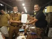 Kades Wanakerta di Maafkan PWI Banten, Rian: Jangan Sampai Terulang Kembali Bagi Pejabat Lainnya Kades Wanakerta Tumpang Sugian saat menunjukan surat permohonan maafnya didampingi ketua APDESI Kabupaten Tangerang Maskota.