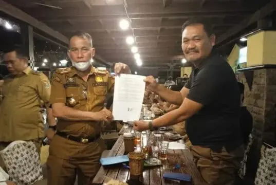 Kades Wanakerta Tumpang Sugian saat menunjukan surat permohonan maafnya didampingi ketua APDESI Kabupaten Tangerang Maskota.