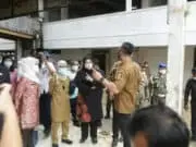 Sempat Mangkrak 3 Tahun, Kini Proyek RSUD Labuan Pandeglang Akhirnya Dilanjut Bupati Pandeglang Irna Narulita saat mendampingi Wakil Gubernur Banten Andika Hazrumy pada kegiatan peletakan batu pertama RSUD Labuan.