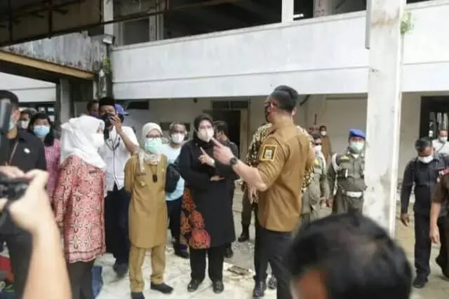 IMG-20220308-WA0131_copy_684x456 Bupati Pandeglang Irna Narulita saat mendampingi Wakil Gubernur Banten Andika Hazrumy pada kegiatan peletakan batu pertama RSUD Labuan.