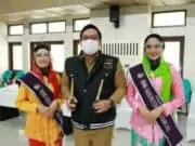 Kabid PBB P2 & BPHTB Bapenda Kabupaten Tangerang: Kini Pelayanan Wajib Pajak Bisa dari WhatsApp Center Kepala Bidang Pajak Daerah PBB P2 Dan BPHTB Bapenda Dwi Chandra Budiman saat menerima piagam penghargaan dari Media Center DPRD Award.