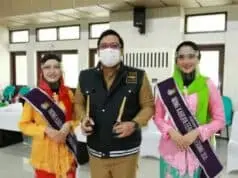 Kabid PBB P2 & BPHTB Bapenda Kabupaten Tangerang: Kini Pelayanan Wajib Pajak Bisa dari WhatsApp Center Kepala Bidang Pajak Daerah PBB P2 Dan BPHTB Bapenda Dwi Chandra Budiman saat menerima piagam penghargaan dari Media Center DPRD Award.