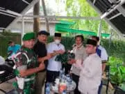 Kades Wanakarta Serahkan Baju TNI yang Viral di Medsos, Begini Kata Dandim Tigaraksa Kepala Desa (Kades) Wanakarta Tumpang Sugian saat menyerahkan baju seragam TNI kepada tim Intel Kodim 0510/Trs di Taman Baso Aci Akang Perum Islamic Kecamatan Kelapa Dua Kabupaten Tangerang, Jum'at (11/03/2022).