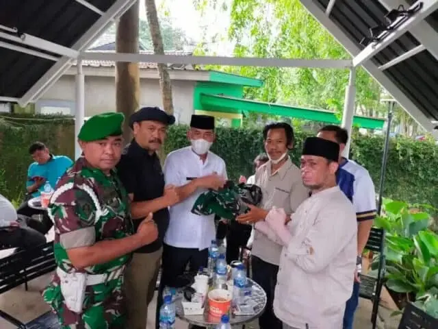 IMG-20220311-WA0092_copy_800x600 Kepala Desa (Kades) Wanakarta Tumpang Sugian saat menyerahkan baju seragam TNI kepada tim Intel Kodim 0510/Trs di Taman Baso Aci Akang Perum Islamic Kecamatan Kelapa Dua Kabupaten Tangerang, Jum'at (11/03/2022).