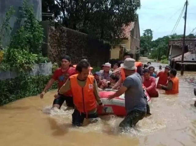 IMG-20220319-WA0031 Relawan PKS saat evakuasi warga korban banjir di Kecamatan Carita dan Labuan, Kabupaten Pandeglang, Sabtu (19/3/2022).