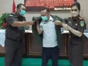 Kajari Kabupaten Tangerang Resmikan Perhimpunan Kelompok Jurnalis, Ini Tujuannya Kepala Kejaksaan Negeri Kabupaten Tangerang Nova Elida Saragih Bersama Kasi Intelijen Nana Lukmana saat memberikan seragam ke Ketua PWI Kabupaten Tangerang, Sangki Wahyudin.