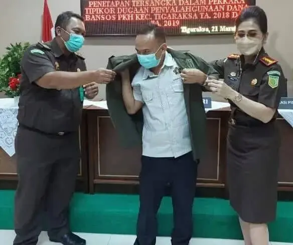 IMG-20220321-WA0040_copy_584x489 Kepala Kejaksaan Negeri Kabupaten Tangerang Nova Elida Saragih Bersama Kasi Intelijen Nana Lukmana saat memberikan seragam ke Ketua PWI Kabupaten Tangerang, Sangki Wahyudin.