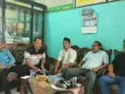 Keluarga Korban Guru di Ranca Iyuh 4 yang Meninggal Akan Lapor Polisi, Begini Klarifikasinya Klarifikasi keluarga korban dalam jumpa pers.