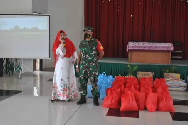 IMG-20220325-WA0056 Ketua Persit KCK Koorcab XXIV Kodim 0510 Tigaraksa Ny. Herawati Bangun Siregar saat memberikan sambutannya di kegiatan Bhakti sosial.