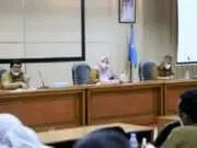 Bupati Pandeglang Irna Narulita saat memimpin rapat dengan jajarannya.