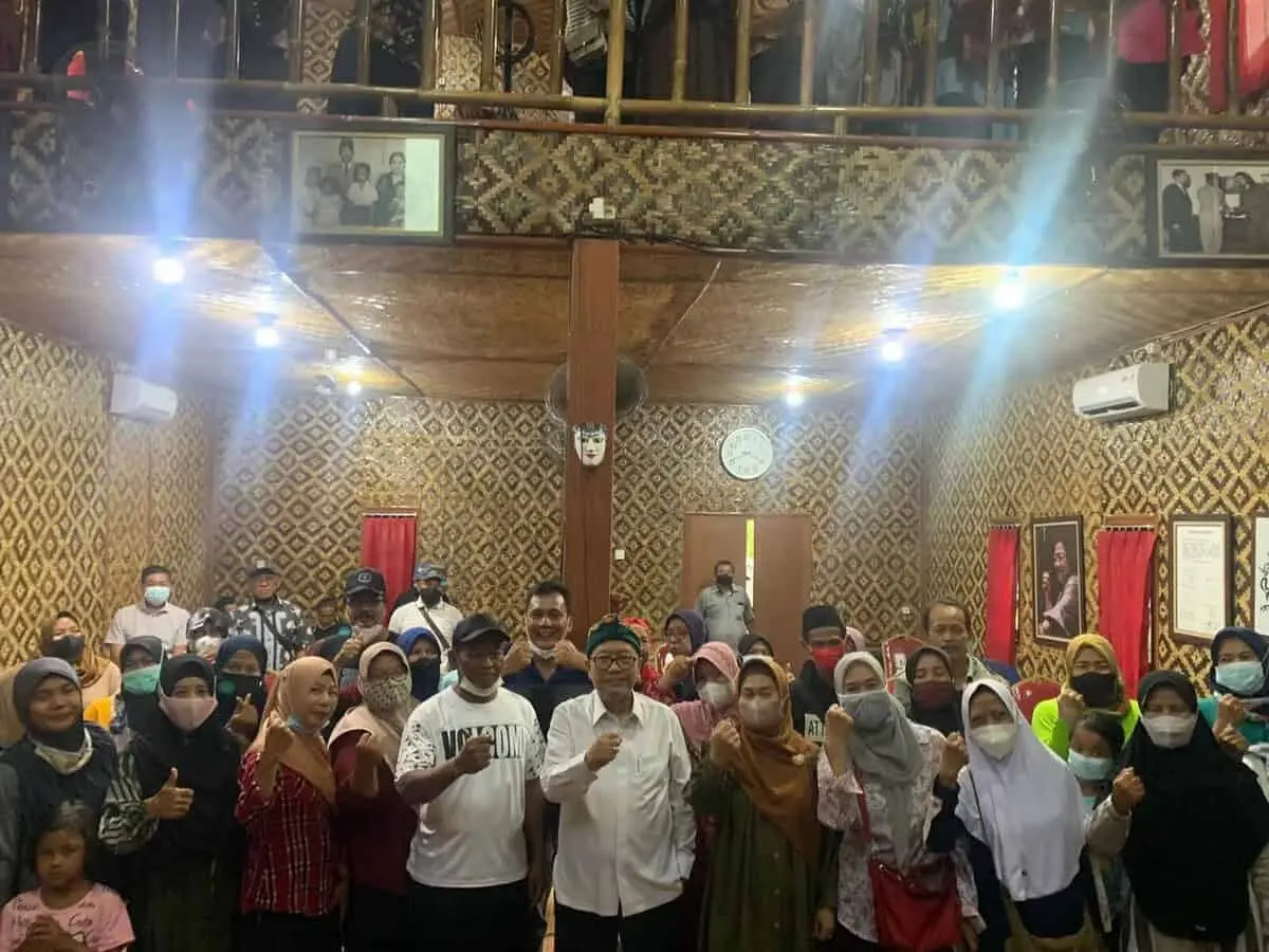 Ananta Wahana bersama pelaku UMKM binaan Institut Kibar UMKM Pancasila (IKUP).