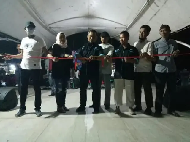 IMG20220325203355_copy_800x600 Kepala Desa Caringin Supriyadi beserta jajarannya saat menggunting pita di Launching Taman jajan Pujasera.