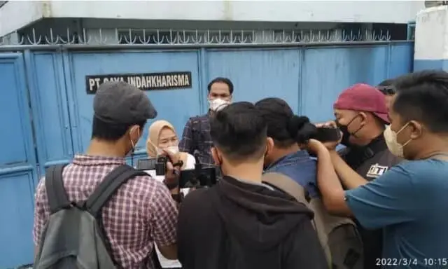 30 Tahun Bekerja, Di PHK Tanpa Pesangon Karyawan Geruduk PT. GIK 30 Tahun Bekerja, Di PHK Tanpa Pesangon Karyawan Geruduk PT. GIK