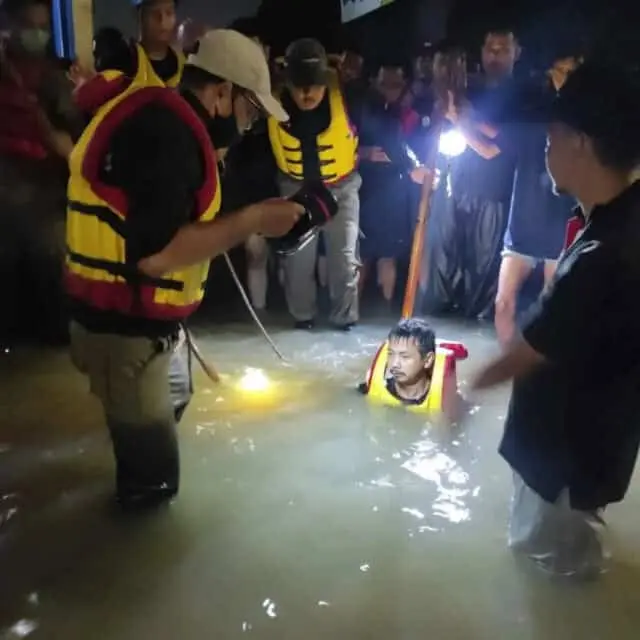 Satpol PP Tangsel Evakuasi Warga Tenggelam Satpol PP Tangsel Evakuasi Warga Tenggelam