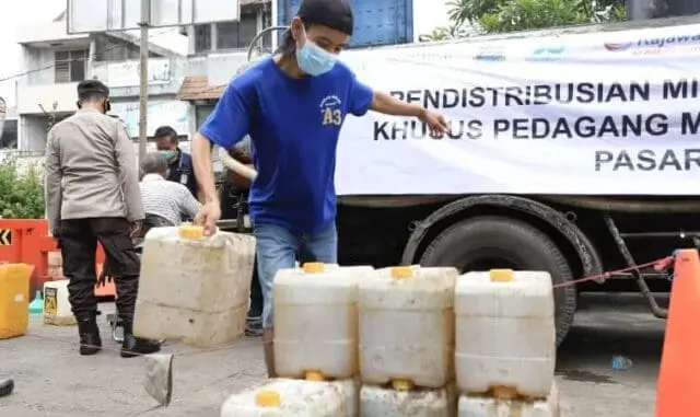 Langka, 10 Ton Minyak Goreng Curah Didistribusikan di Pasar Anyar Tangerang Dijual Rp 14Ribu Perliter Langka, 10 Ton Minyak Goreng Curah Didistribusikan di Pasar Anyar Tangerang Dijual Rp 14Ribu Perliter