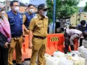 10 Ton Minyak Goreng Curah di Pasar Anyar, Sachrudin: HET Sudah Ditentukan! 10 Ton Minyak Goreng Curah di Pasar Anyar, Sachrudin: HET Sudah Ditentukan!