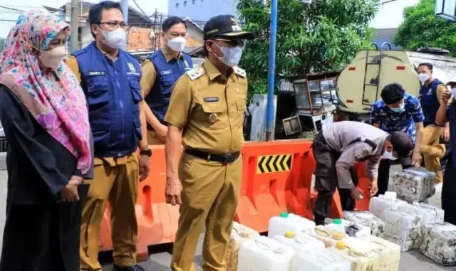 10 Ton Minyak Goreng Curah di Pasar Anyar, Sachrudin: HET Sudah Ditentukan! 10 Ton Minyak Goreng Curah di Pasar Anyar, Sachrudin: HET Sudah Ditentukan!
