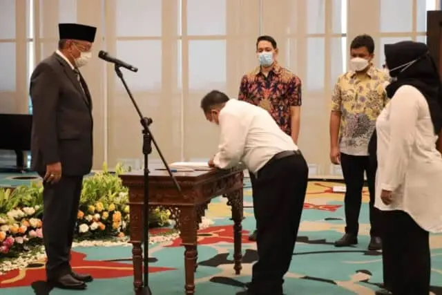 Wali Kota Lantik 119 Kepala Sekolah se Tangsel Wali Kota Lantik 119 Kepala Sekolah se Tangsel