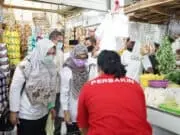 Loka POM Kabupaten Tangerang Awasi Peredaran Obat dan Makanan di Pasar Cisoka Tim dari Loka POM Kabupaten Tangerang saat mengecek makanan di Pasar Cisoka.