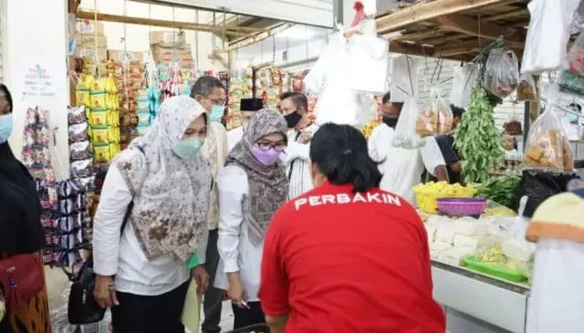 1649159643_871x497 Tim dari Loka POM Kabupaten Tangerang saat mengecek makanan di Pasar Cisoka.