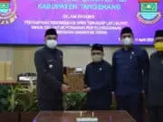 DPRD Kabupaten Tangerang Gelar Paripurna Penyampaian Rekomendasi Atas LKPJ Bupati Bupati Tangerang, A. Zaki Iskandar saat menerima dokumen rekomendasi DPRD.