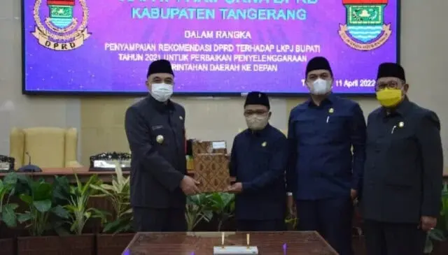 1649665160_871x497 Bupati Tangerang, A. Zaki Iskandar saat menerima dokumen rekomendasi DPRD.
