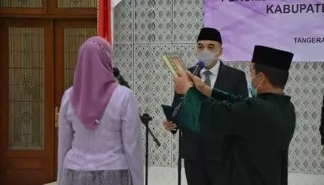 1650362400 Bupati Tangerang Ahmed Zaki Iskandar melantik Finny Widiyanti sebagai Direktur Utama Perum Pasar Niaga Kerta Raharja.