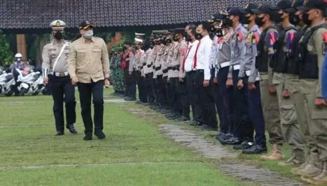 1650610077_871x497 Bupati Tangerang Ahmed Zaki Iskandar saat memimpin apel gelar pasukan Operasi Ketupat Maung Tahun 2022 Polresta Tangerang.