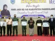 Bupati Irna Sampaikan Program Unggulan di HUT ke 148 Kabupaten Pandeglang Bupati Pandeglang Irna Narulita bersama stakeholder terkait yang mendapatkan penghargaan di acara Tasyakuran HUT ke 148 Pandeglang.