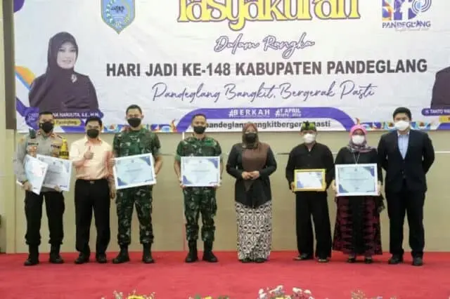 IMG-20220401-WA0065_copy_800x533 Bupati Pandeglang Irna Narulita bersama stakeholder terkait yang mendapatkan penghargaan di acara Tasyakuran HUT ke 148 Pandeglang.