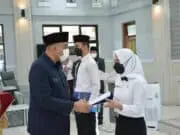Bupati Tangerang Serahkan 28 SK Pengangkatan CPNS dari Lulusan PKN STAN Bupati Tangerang A. Zaki Iskandar saat menyerahkan SK pengangkatan CPNS.