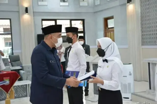 IMG-20220406-WA0023_copy_800x534 Bupati Tangerang A. Zaki Iskandar saat menyerahkan SK pengangkatan CPNS.